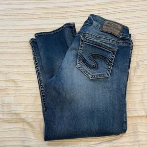 Silver Jeans Co. Classic Blue Denim “suki capri” jeans. EUC. Look new! Size 29